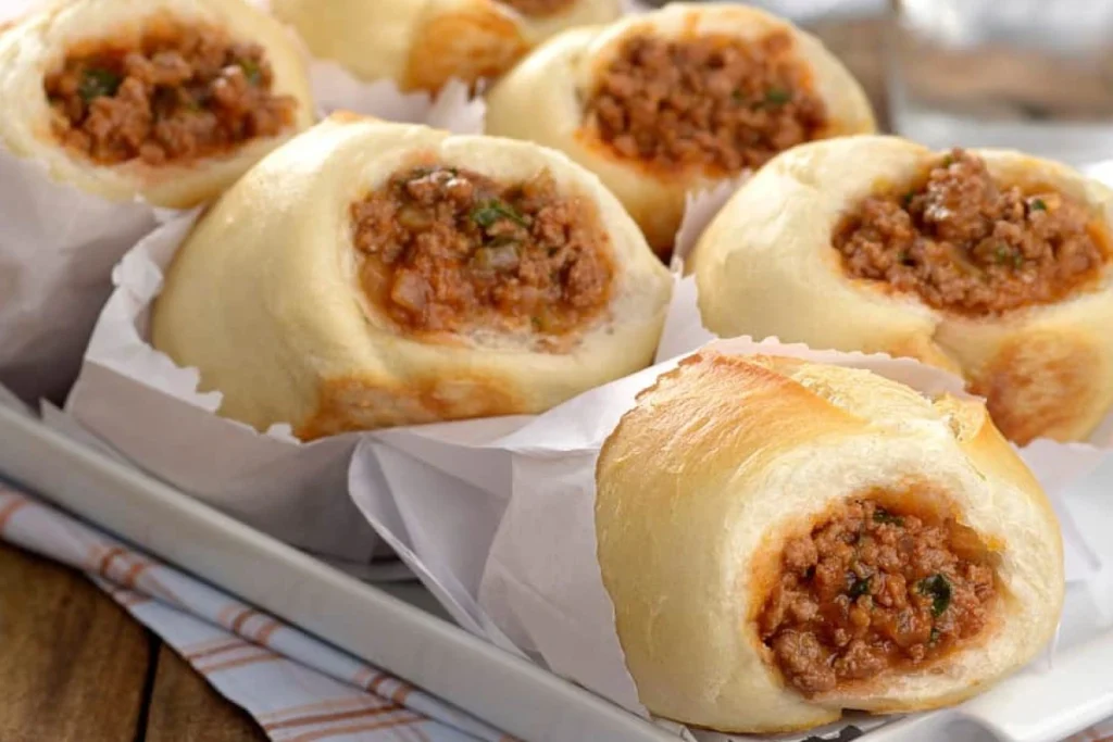 Esse lanche de pão francês com carne moída é gostoso de mais. 2 pão francês com carne moída