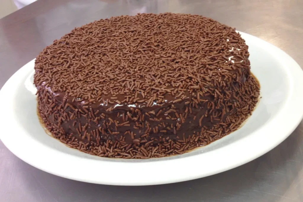 Fiz esse bolo de chocolate e foi o maior sucesso da festa! 3 como fazer bolo de chocolate como fazer bolo de chocolate para festa