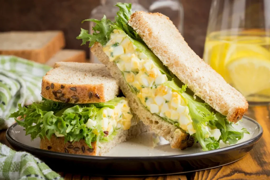 O lanche com pão de forma e ovo que sempre me salva na correria. 2 lanche com pão de forma e ovo