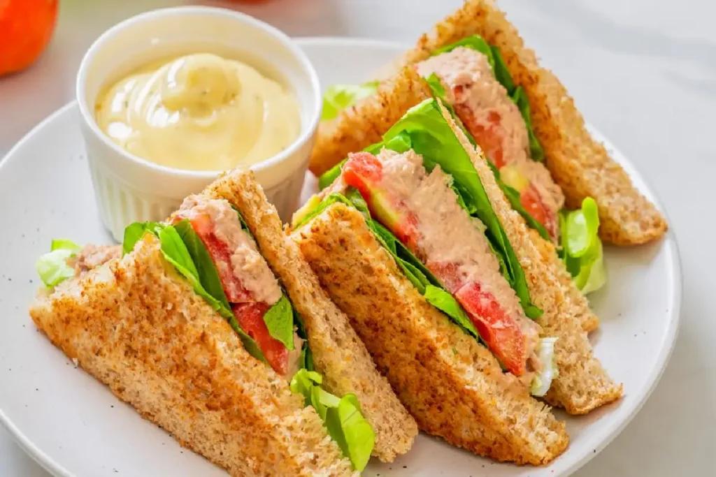 Faço esse lanche de atum sempre que quero algo rápido. 2 lanche de atum 1