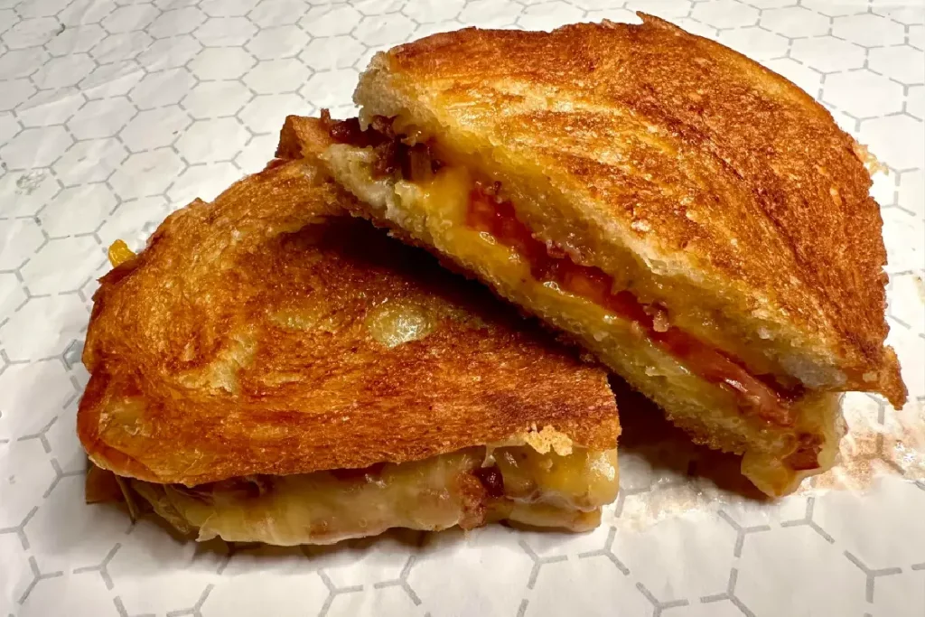 Aprendi esse lanche de queijo com tomate e viciei. 2 lanche de queijo com tomate 1