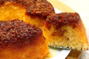 Fiz esse bolo de aipim com coco e ficou fofinho e molhadinho por dentro.