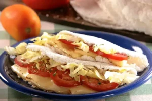 Fiz essa tapioca com queijo e tomate e ficou perfeita.